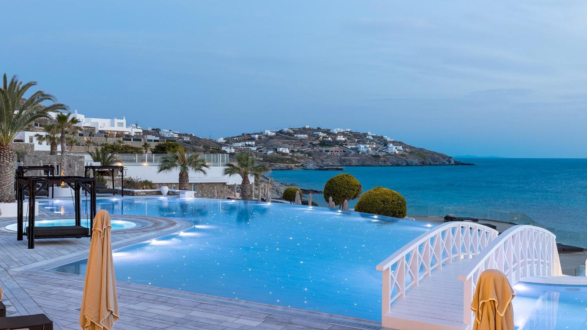 Saint John Hotel Villas & Spa Agios Ioannis Diakoftis Exterior foto Infinity pool at a resort in Mykonos, Greece