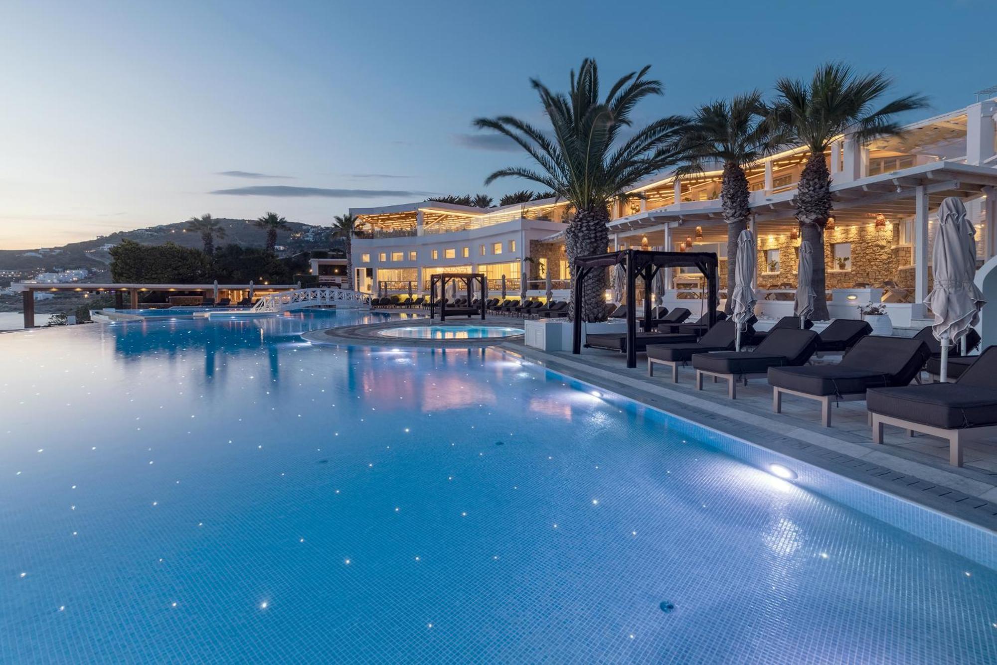 Saint John Hotel Villas & Spa Agios Ioannis Diakoftis Exterior foto The resort at night