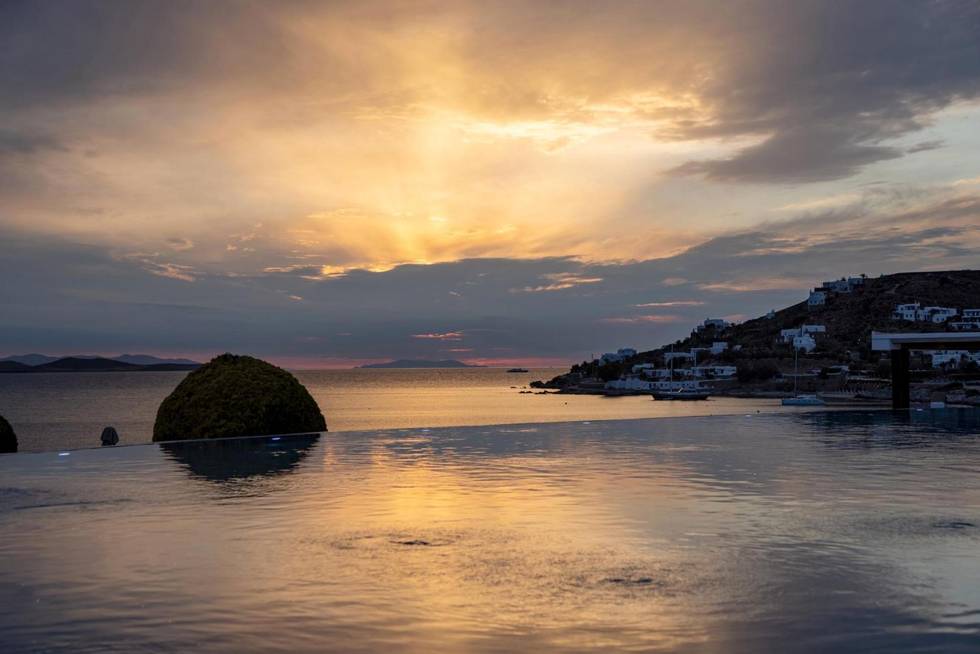 Saint John Hotel Villas & Spa Agios Ioannis Diakoftis Exterior foto Sunset over the bay