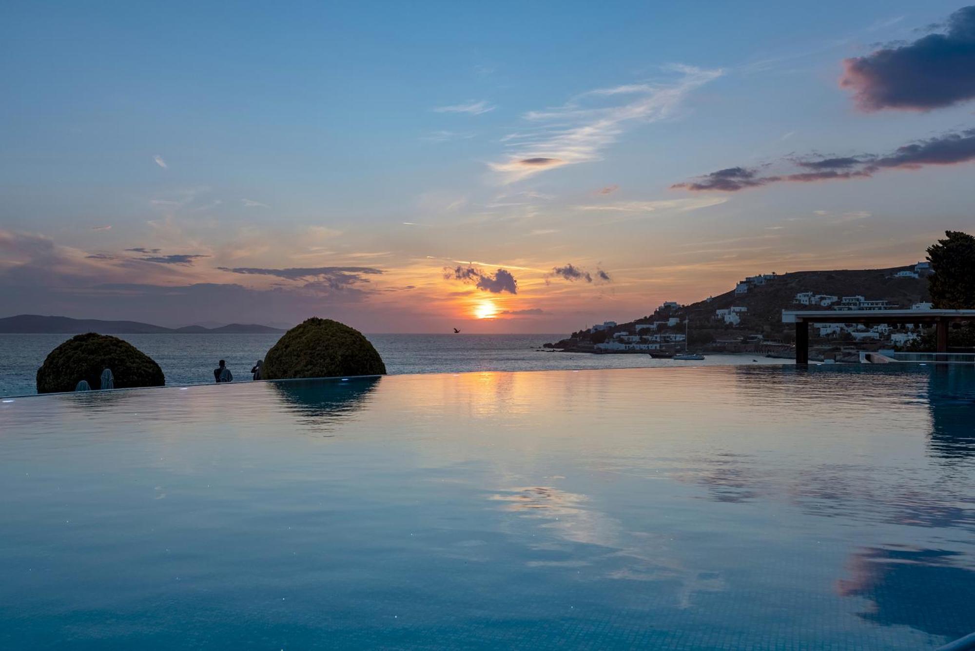 Saint John Hotel Villas & Spa Agios Ioannis Diakoftis Exterior foto Sunset at the pool