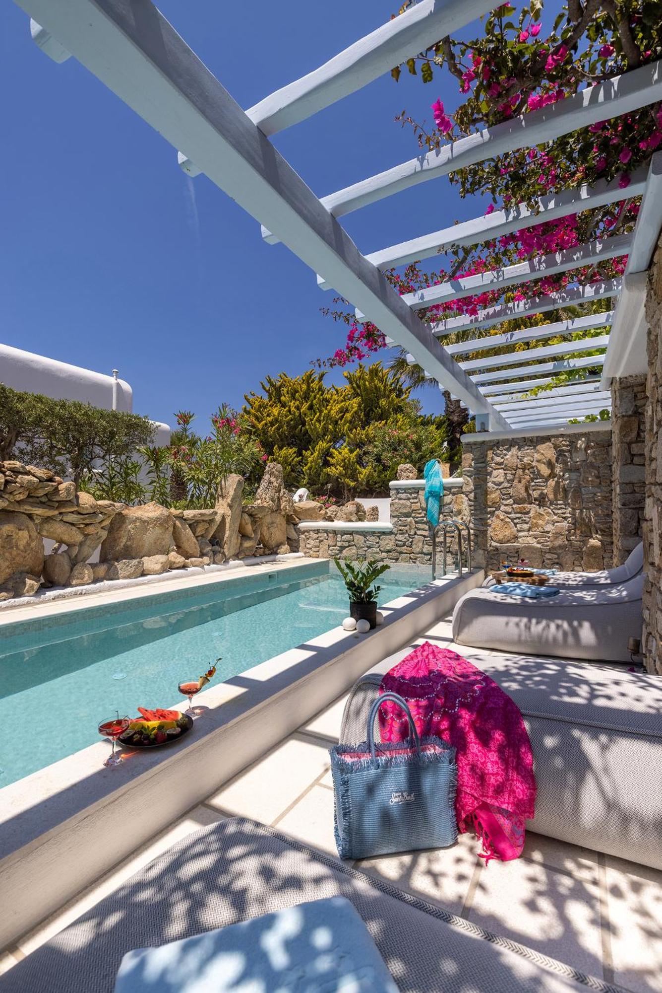 Saint John Hotel Villas & Spa Agios Ioannis Diakoftis Exterior foto A private pool at a hotel in Mykonos, Greece